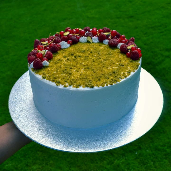 Pistáciový dort s mascarpone zdobený malinami a rybízem – Sladké od Natálky